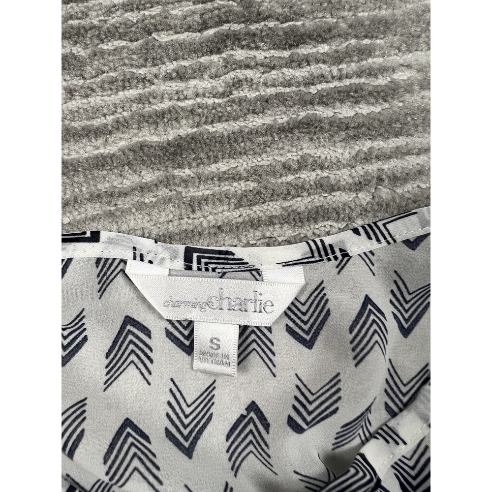 Charming Charlie Blouse Womens S White Navy Chevron Arrow Bubble Hem Cap Sleeve - Picture 2 of 9